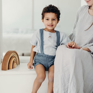 Pantaloncini morbidi in lino Noah con bretelle rimovibili per bambini, per uno stile quotidiano con elastico in vita e tasca posteriore applicata