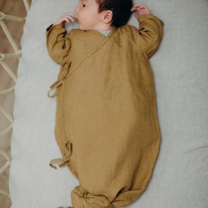Bata de lino con nudo para bebé recién nacido, pijama para bebé, atuendo para recién nacido para la fiesta de bienvenida, ropa orgánica para bebé, saco de dormir para bebé / bordado opcional