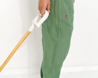 Pantalones de lino Lee para niño, diseño minimalista y moderno con cintura elástica y bolsillos laterales funcionales.