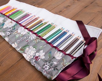 Roll up pencil case for 40 pencils, markers, silverware and knitting tools. Floral print.