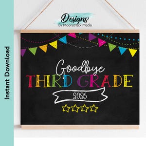 Könnte beinhalten: Ein schwarzes Schild im Tafelstil mit den Worten "Goodbye Third Grade 2026" in bunten Buchstaben. Das Schild ist mit einem Banner aus bunten Wimpeln und Sternen verziert. Das Schild ist in hellem Holz gerahmt.