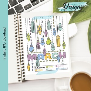 Op de afbeelding: Een printbare maart-kalender met gloeilampen en een kleurcode voor het bijhouden van de stemming. De kleuren zijn geel, groen, blauw en paars. De tekst "My Mood Color Key" staat onderaan de pagina.