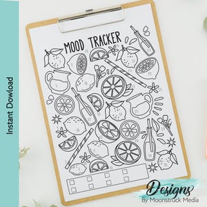 Puede incluir: Un portapapeles con una hoja blanca con un diseño en blanco y negro de "MOOD TRACKER". El diseño incluye ilustraciones de limones, jarras y otros elementos con temática de cítricos. El texto "Instant Dowload" está en el lado izquierdo.