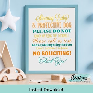 以下が含まれることがあります： 「Sleeping Baby & Protective Dog Please Do Not Knock or Ring the Doorbell Please call or text Leave packages by the door Unless signature is required. NO SOLICITING! Thank You!」と書かれたターコイズブルーとオレンジの看板です。