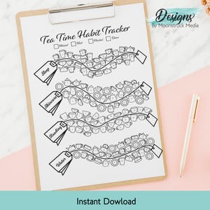 Puede incluir: Un portapapeles con un rastreador de hábitos titulado "Tea Time Habit Tracker" con secciones para Dormir, Cuidado de la piel, Leer y Agua. El rastreador presenta ilustraciones de tazas de té y teteras. Un bolígrafo descansa sobre una superficie rosa. El texto "Instant Download" está en la parte inferior.