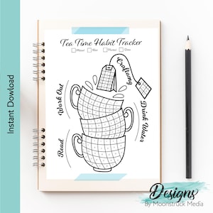 Può includere: Un taccuino a spirale con un tracker delle abitudini intitolato "Tea Time Habit Tracker". Il tracker presenta tazze da tè impilate con etichette per "Read", "Work Out", "Crafting" e "Drink Water". Una matita nera è appoggiata a destra. La scritta "Instant Download" è a sinistra.