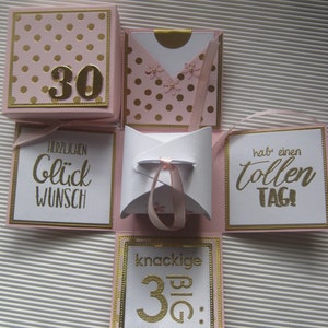 Könnte beinhalten: Handgemachte rosa-goldene Geburtstagskarte mit der Zahl 30 auf der Vorderseite. Die Karte lässt sich öffnen und zeigt mehrere Fächer mit goldfarbenen Schriftzügen: "Herzlichen Glück Wunsch", "knackige 3 BIG:" und "hab' einen tollen TAG!".