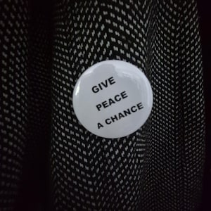 Button Pin "GIVE PEACE A CHANCE"