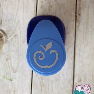 Op de afbeelding: Blauwe en zilveren hobbypons in de vorm van een appel met een swirl-ontwerp.