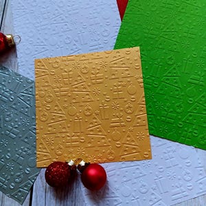 Geprägtes Bastelpapier Weihnachtsbäume und Päckchen