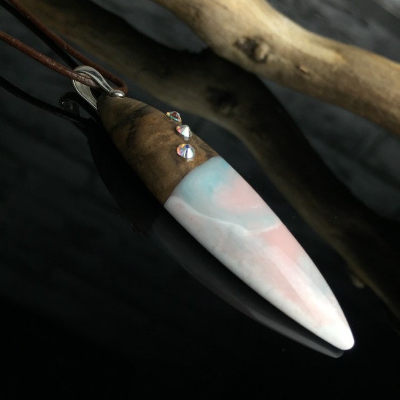 Unique Resin Wood NecklaceUnique Resin Wood NecklaceDelicate ShimmeringEpoxy Resincraftpresentwood jewelryEffect Pigmentepoxy