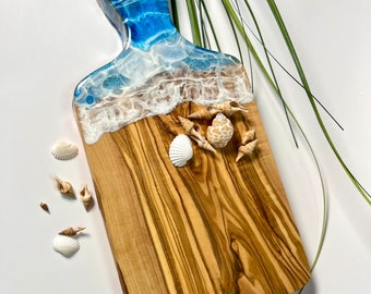 Planche de service océan en bois d'olivier et résine époxy, nourriture réelle, cadeau, anniversaire, mer, vagues, bleu