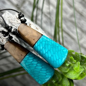 Wood-resin pendant in scale look with onyx beads – turquoise jewelry unique on leather strap, handmade, unique jewelry