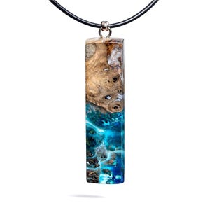 Hanger van blauwe turkooishout en hars, ketting van wortelhout en hars, handgemaakte houten sieraden, unieke natuurlijke sieraden, sieraden met oceaanmotief.
