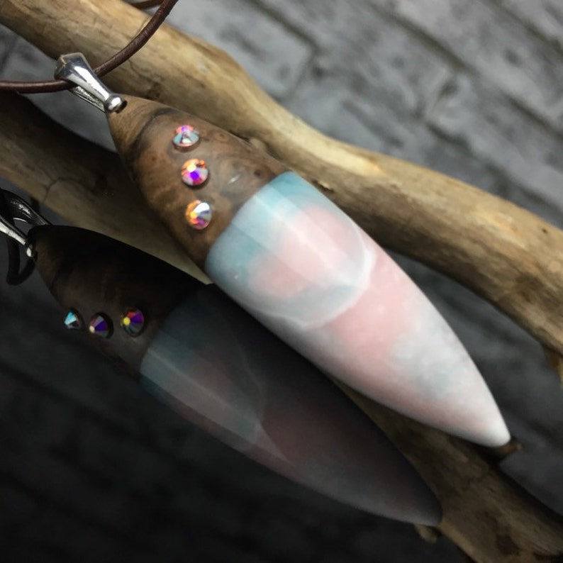 Unique Resin Wood NecklaceUnique Resin Wood NecklaceDelicate ShimmeringEpoxy Resincraftpresentwood jewelryEffect Pigmentepoxy