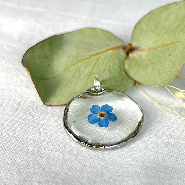 Pendentif fin myosotis couleur argent avec vraies fleurs, résine, bijoux floraux, lunette