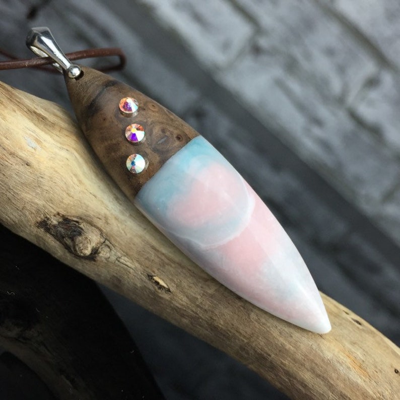Unique Resin Wood NecklaceUnique Resin Wood NecklaceDelicate ShimmeringEpoxy Resincraftpresentwood jewelryEffect Pigmentepoxy
