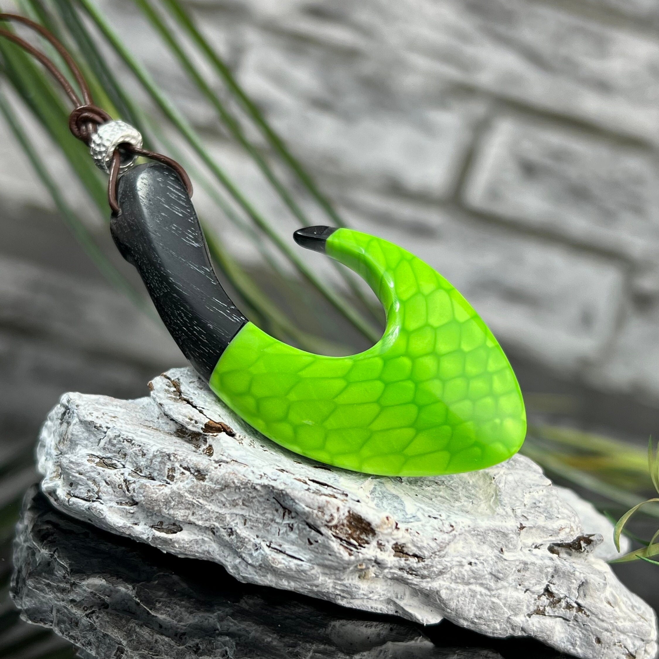 Green Koru – Maori hook pendant made of precious wood and epoxy resin with scales | Success and solidarity | Gift idea | Birthday