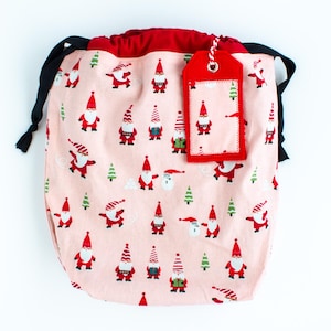 Gnomo para Navidad + Bolsa de regalo de tela escocesa moderna y juego de etiquetas de regalo reutilizables / Envoltorio sostenible de Finney & Roo