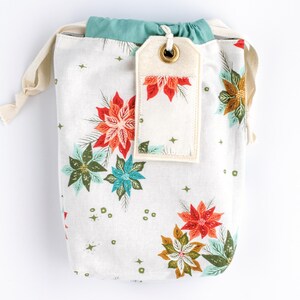 Bolsa de regalo de tela con diseño de flor de Pascua y copos de nieve retro y etiqueta de regalo reutilizable / Envoltorio sostenible de Finney & Roo