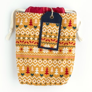 Suéter escandinavo + bolsa de regalo de tela a cuadros rojos y etiqueta de regalo reutilizable fácil de limpiar / Envoltorio sustentable de Finney & Roo