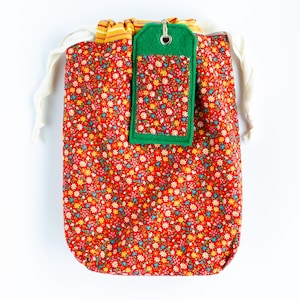 Bolsa de regalo de tela reversible Tiny Daisy + Bold Red y juego de etiquetas de regalo reutilizables / Papel de regalo sostenible Finney & Roo