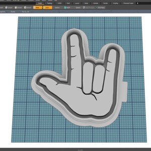 Puede incluir: Un modelo 3D de una mano haciendo el signo de la lengua de señas americana para "Te amo". La mano se muestra en color gris claro sobre un fondo de cuadrícula azul.
