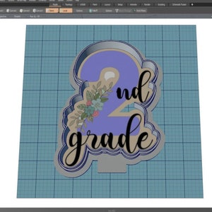 Puede incluir: Diseño de cortador de galletas renderizado en 3D para el tema de "2º grado". El número "2" es de color lila claro, con las palabras "2nd grade" en una fuente de escritura. Se incluyen detalles florales.
