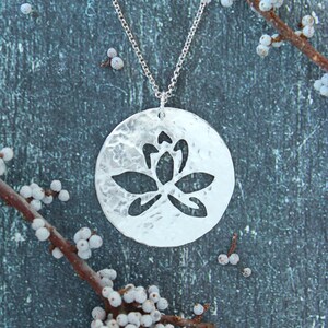 Collier en argent sterling percé à la main avec fleur de lotus