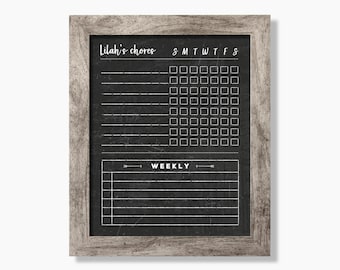 以下が含まれることがあります： 「Lilah's Chores」と書かれた木製の枠のある黒板。毎日のやることリストと毎週のやることリストがあります。