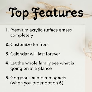 K&ouml;nnte beinhalten: Eine wei&szlig;e Karte mit schwarzem Text, der die wichtigsten Merkmale eines Produkts auflistet. Der Text lautet: "Top Features" 1. Hochwertige Acryloberfl&auml;che l&auml;sst sich vollst&auml;ndig abwischen 2. Kostenlose Anpassung! 3. Der Kalender h&auml;lt ewig 4. So kann die ganze Familie auf einen Blick sehen, was los ist 5. Wundersch&ouml;ne Zahlenmagnete (bei Bestellung von Option 6)