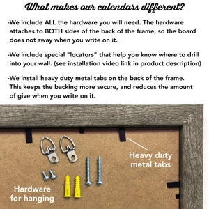 K&ouml;nnte beinhalten: Nahaufnahme der im Lieferumfang eines Kalenders enthaltenen Hardware. Die Hardware umfasst zwei D-Ringe, vier Schrauben und zwei gelbe Kunststoffd&uuml;bel. Der Text "Heavy duty metal tabs" ist auf dem Rahmen aufgedruckt.
