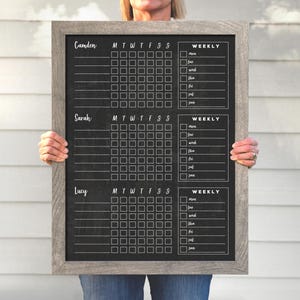 Krijtbord met 24 x 18 karweitjes | Droog uitwisbare karweikaart | Ingelijst karwei | Kleine 3 kinderen: 18401