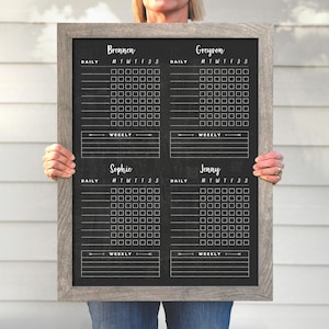 Krijtbord met 24 x 18 karweitjes | Droog uitwisbare karweikaart | Ingelijst karwei | Kleine 4 kinderen: 18401