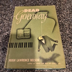 Może przedstawiać: Vintage okładka książki dla "Dead Giveaway" autorstwa Hugh Lawrence Nelson. Okładka jest głównie zielona z tytułem w eleganckim skrypcie. Stylizowana ilustracja przedstawia postać wiszącą na pętli, z nutami i klawiszami fortepianu. Nazwisko autora jest również widoczne.