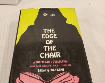Könnte beinhalten: Ein Buchcover mit gelbem Hintergrund und einer schwarzen Silhouette einer Person, die einen Kapuzenumhang trägt. Der Titel des Buches lautet "The Edge of the Chair" und der Untertitel lautet "A Superlative Collection Some Fact, Some Fiction, All Suspense". Das Buch wurde von Joan Kahn herausgegeben.