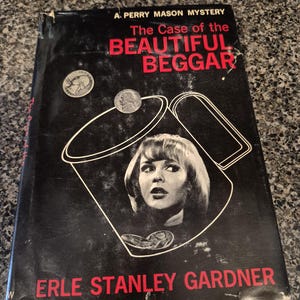 Könnte beinhalten: Ein Vintage-Taschenbuch mit dem Titel "The Case of the Beautiful Beggar" von Erle Stanley Gardner. Das Cover ist schwarz mit rotem und weißem Text und zeigt eine Illustration eines Frauengesichts in einem stilisierten Behälter mit zwei Münzen. Ein Perry Mason Mystery.