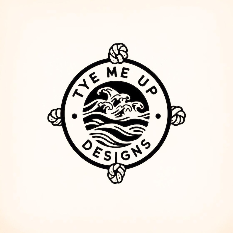 Puede incluir: Logotipo en blanco y negro con el texto "TYE ME UP DESIGNS" en un dise&ntilde;o circular. El logotipo presenta un gr&aacute;fico de olas en el centro y nudos n&aacute;uticos en los puntos cardinales. El dise&ntilde;o est&aacute; sobre un fondo crema.