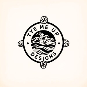 K&ouml;nnte beinhalten: Schwarz-wei&szlig;es Logo mit dem Text "TYE ME UP DESIGNS" in einem kreisf&ouml;rmigen Design. Das Logo zeigt eine Wellengrafik in der Mitte und nautische Seilknoten an den Kardinalpunkten. Das Design befindet sich auf einem cremefarbenen Hintergrund.