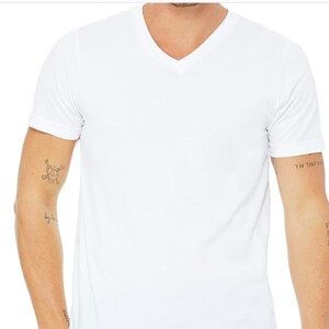 Op de afbeelding: Een effen wit V-hals T-shirt. Het shirt met korte mouwen is gemaakt van een zacht materiaal. Het shirt is een basic garderobe-item.