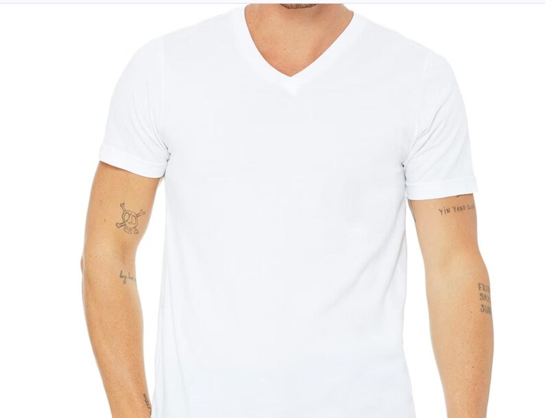 Op de afbeelding: Een effen wit V-hals T-shirt. Het shirt met korte mouwen is gemaakt van een zacht materiaal. Het shirt is een basic garderobe-item.