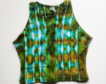 Top corto teñido anudado hecho a mano: ropa de festival con teñido anudado verde