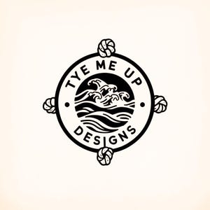 Op de afbeelding: Zwart-wit logo met de tekst "TYE ME UP DESIGNS" in een cirkelvormig ontwerp. Het logo bevat een golfafbeelding in het midden en nautische knopen op de kardinale punten. Het ontwerp staat tegen een cr&egrave;mekleurige achtergrond.