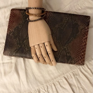 Bolso de mano vintage de piel de serpiente con patchwork, forrado en gamuza, con solapa y cierre a presión, de los años 70.