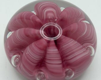 Fermacarte vintage in vetro con decorazione a nastro Joe St. Clair, rosa acceso, 7,6 cm