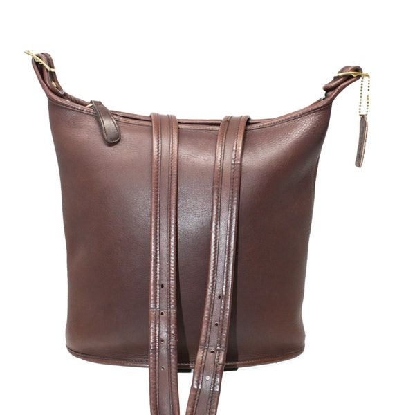 Vintage Coach Slim Bucket Bag en cuero curtido con guante marrón chocolate, 80's Coach Classic Crossbody, Made in USA, Número de serie 0713-903