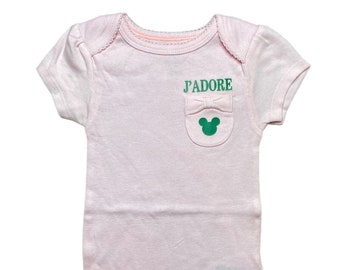 SALE! Jadore Disney, Baby Onesie, Disneyland, Disneyworld, Paris, Disney Vacation, Baby Clothing, Disney Baby, Mickey Mouse