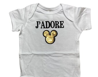 VERKOOP! Jadore Disney, Baby Onesie, Disneyland, Disneyworld, Parijs, Disney Vakantie, Babykleding, Disney Baby, Mickey Mouse