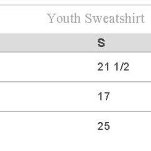 Op de afbeelding: Maattabel voor een jeugd sweatshirt met metingen in inches voor lichaamslengte, borstbreedte en mouwlengte. De maten omvatten S, M, L en XL.