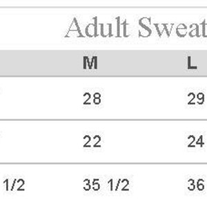 Op de afbeelding: Een maattabel voor volwassen sweatshirts met afmetingen in inches voor lichaamslengte, borstbreedte en mouwlengte. De maten vari&euml;ren van S tot 3XL.